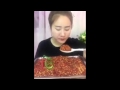 Cô gái siêu đẳng 'đánh bay' cả khay ớt khô trong nháy mắt