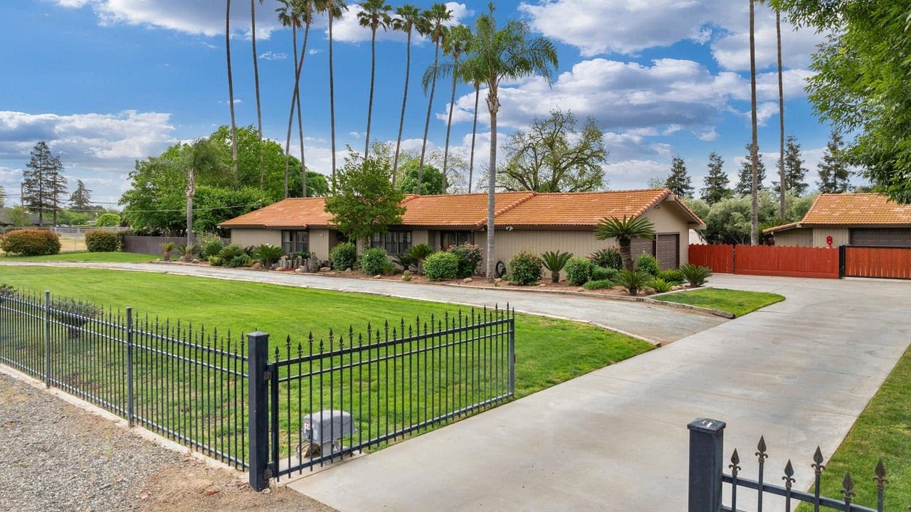 5049 W Lamona Ave, Fresno, CA