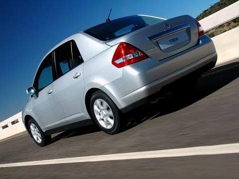 Как снять  передний ремень безопасности nissan tiida 2008, мексика, левый руль.