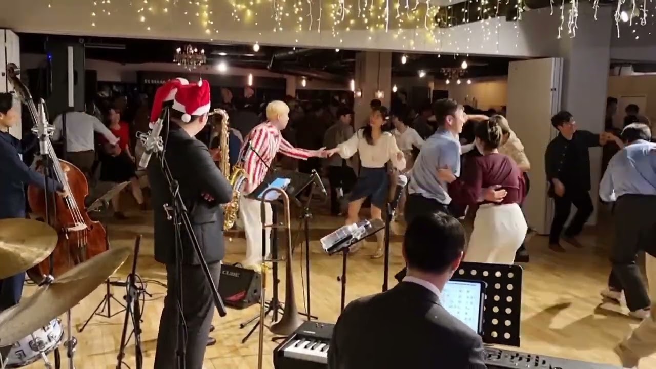 Lindyhop Social Dancing - Nalla & Juyeon @ BG Swing Band / Big Apple Seoul #Swingdance