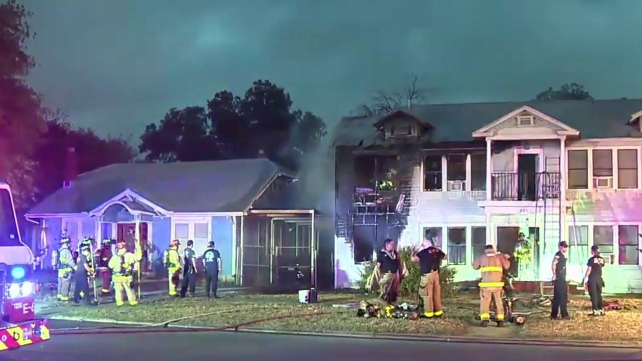Fire damages 2 apartment units on near West Side - YouTube