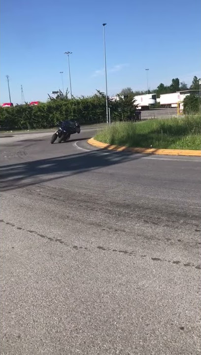 Yamaha Niken NEAR CRASH!!!!!!