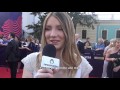 Newsmonkey est all interviewer blanche sur le tapis rouge de kiev