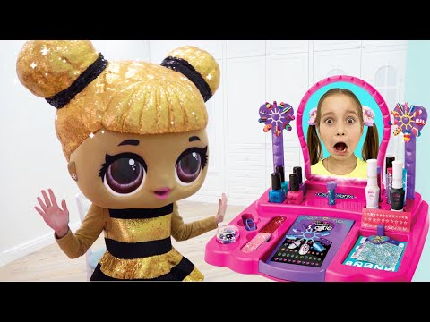 Видео: София хочет быть Парикмахером и играет в Салон Красоты с Куклами