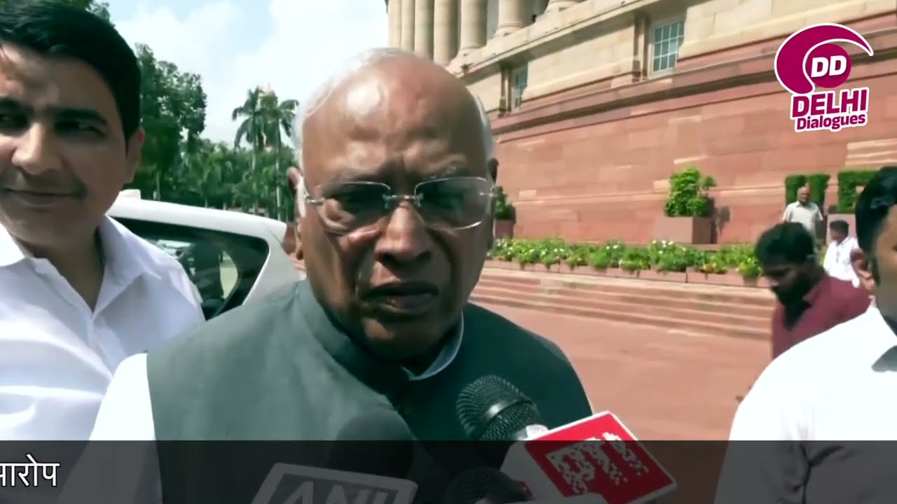 Parliament में हंगामा! INDIA Alliance का Bihar SIR के खिलाफ Protest | Vote Chori का पोस्टर लहराया |