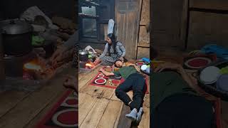 Download Lagu sleeping soundly during heavy rain at grandma's house MP3