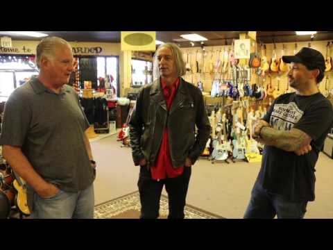 Video: Peter Buck (REM) nettoværdi: Wiki, gift, familie, bryllup, løn, søskende