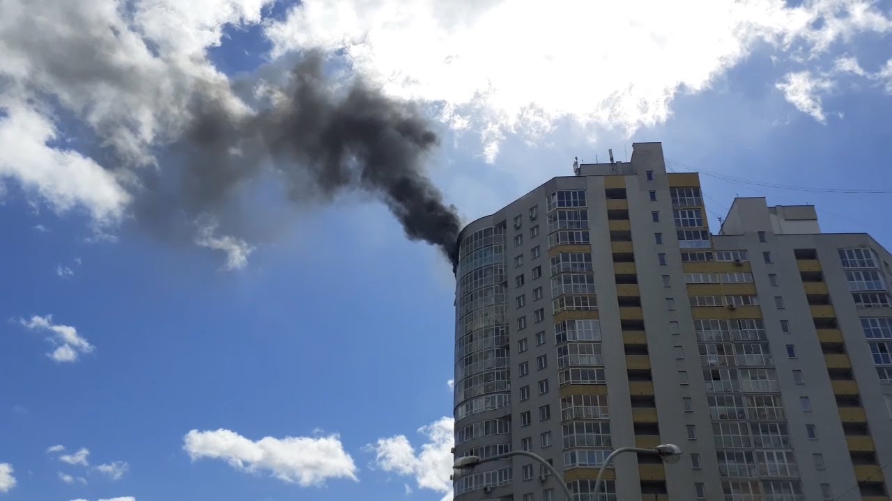 Из-за  пожара выпал с 21 этажа