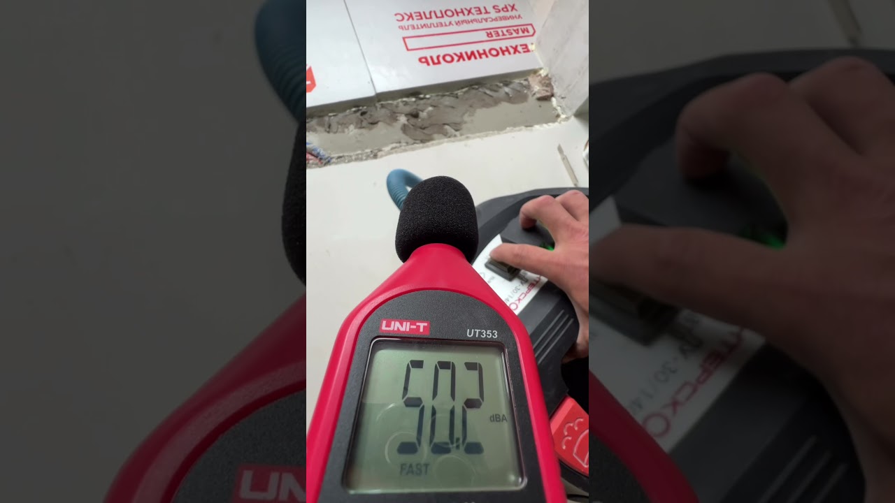 В соответствии с законом о тишине, максимально допустимый уровень шума в жилых помещениях составляет