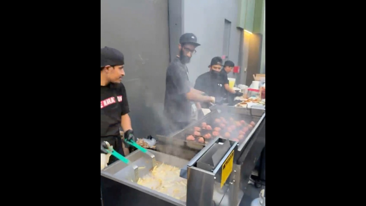 Mike Epps Invites Blacc Sam & His Marathon Burger Staff To Cook On The Set Of The Upshaws! 🍔