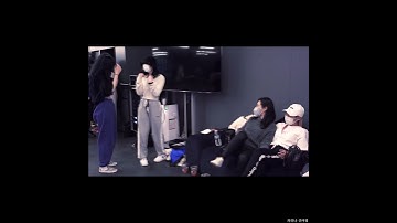 처음 만난 소녀시대 유리 선배님한테 인사하는 카리나 윈터