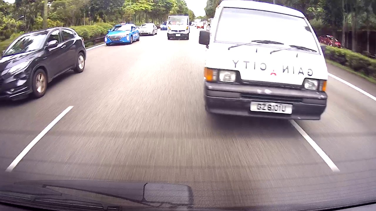 road trippin 12jun2019 #GZ8101U gain city mitsubshui L300 van , changing lane without signal & checking
