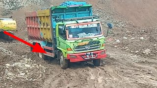 Dump truck Tambang Truck Hino laoding matrial batu Padas gunung. #Dumptruckoffesil