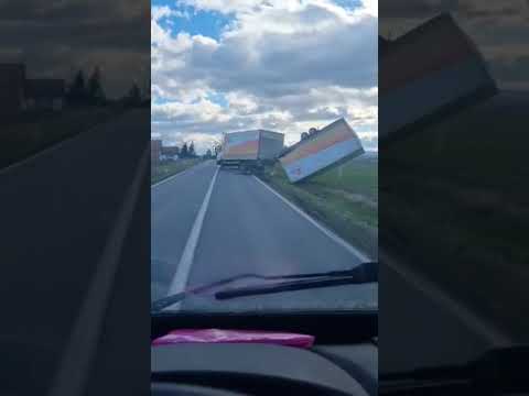 Vjetar prevrnuo kamion na cesti Kula - Kutjevo