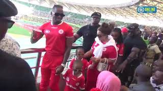 DIAMOND PLATNUMZ NA ZARI WALIVYOIBUA SHANGWE KWENYE MECHI YA YANGA NA SIMBA