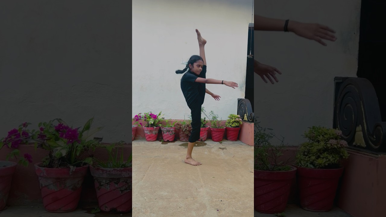 Kalaripayattu girl flexible leg 