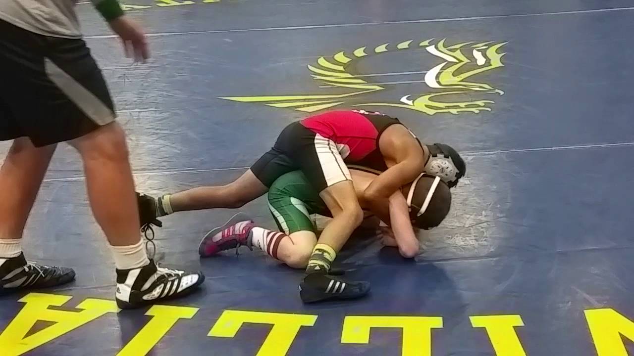 Elijah Bland wrestling at 72 lbs