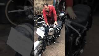 Démarrage d'une Velocette Venom de 1959