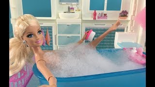 BARBIE PRINCESS BATHROOM Bedroom Routine! Dreamhouse Bubble Bath Breakfast & Dress Up! screenshot 3