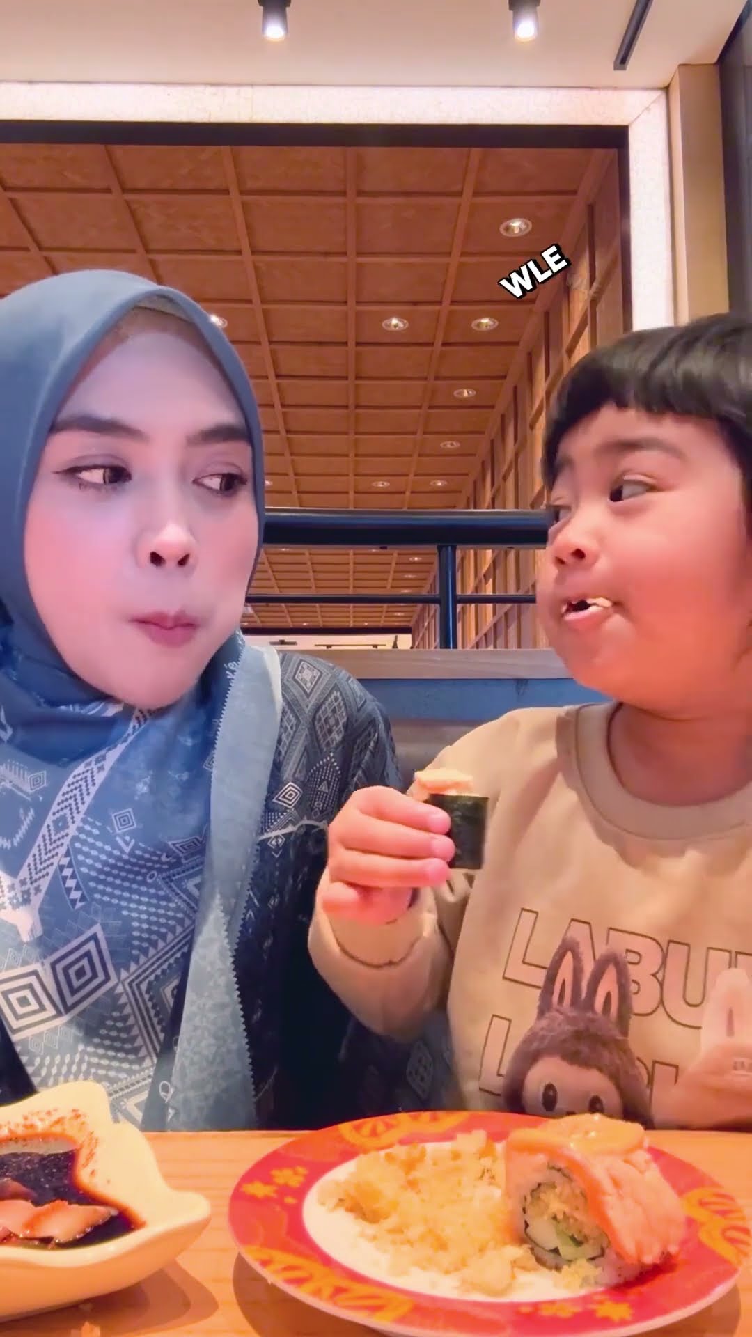 Mukbang bu icis with moana.. #riaricis