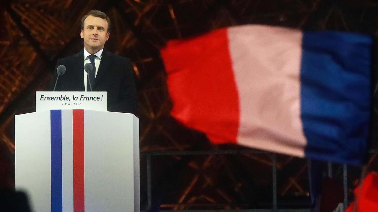 Become french. Макрон на фоне флага. Выборы во Франции. Фото Макрона на фоне флага.