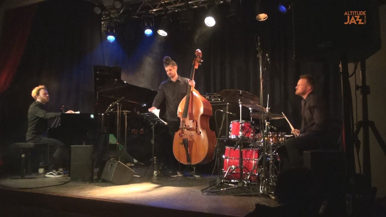 Смотреть «Gauthier Toux Trio "Same Answer" - Altitude Jazz Festival 2018» на YouTube Смотреть «Gauthier Toux Trio "Same Answer" - Altitude Jazz Festival 2018» на YouTube