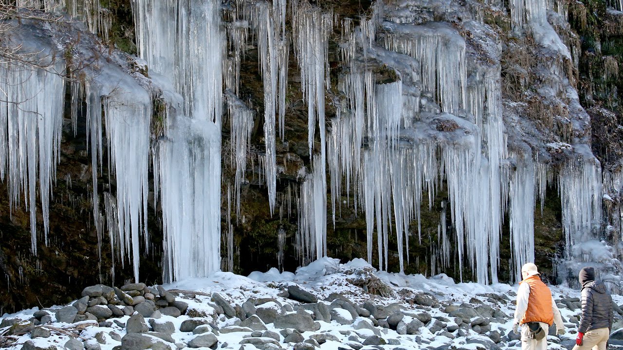 氷柱が見頃 高さ8メートル 氷のカーテン 埼玉県秩父市 - YouTube