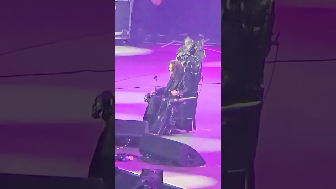 Вы заметили, как Оззи Осборн блевал на своем последнем прощальном концерте? 