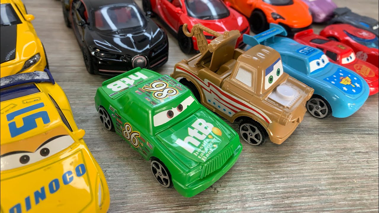 diecast-cars-driving-and-review-by-hands-lightning-mcgueen-towmater