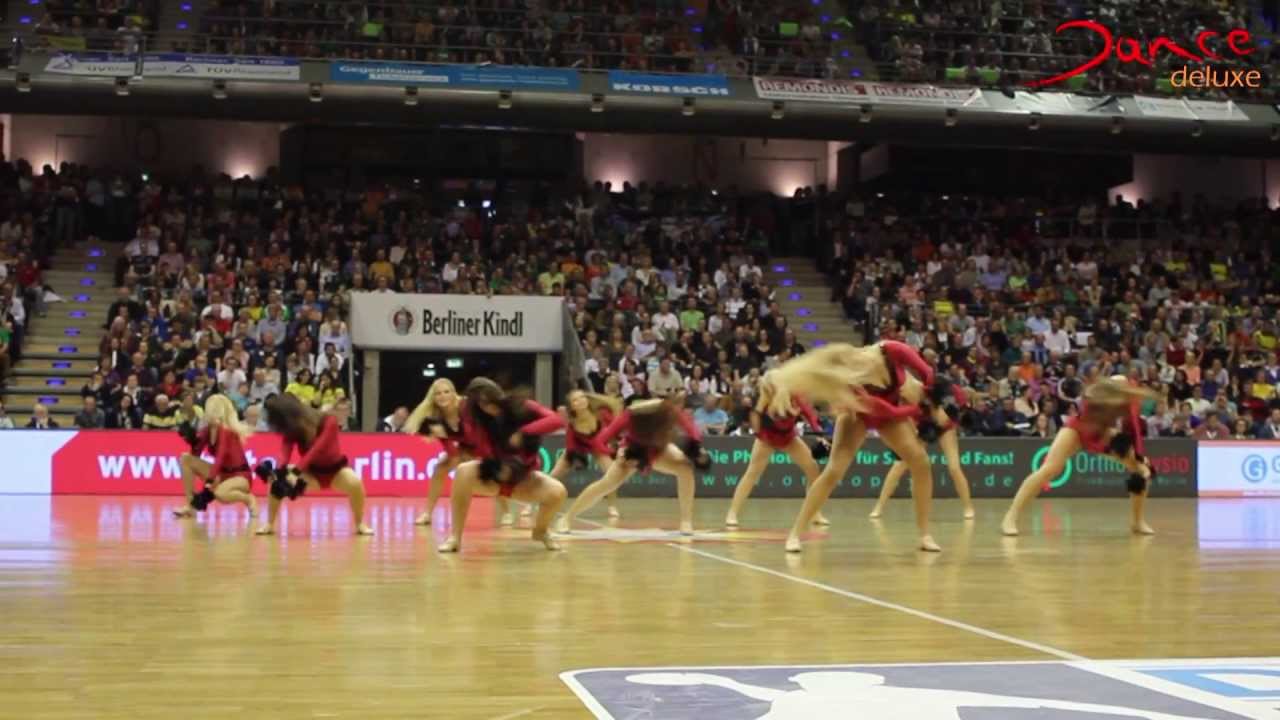 Timeout Füchse Berlin: Die Cheerleader von Dance Deluxe tanzen zu "Touch The Sky"