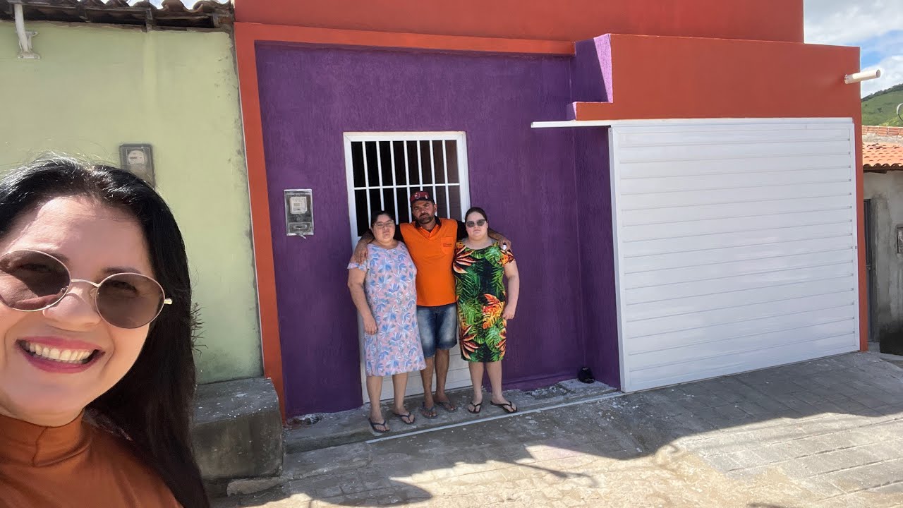 SEBASTIÃO MOSTRA CASA COM OS MÓVEIS A ESPOSA E FILHA