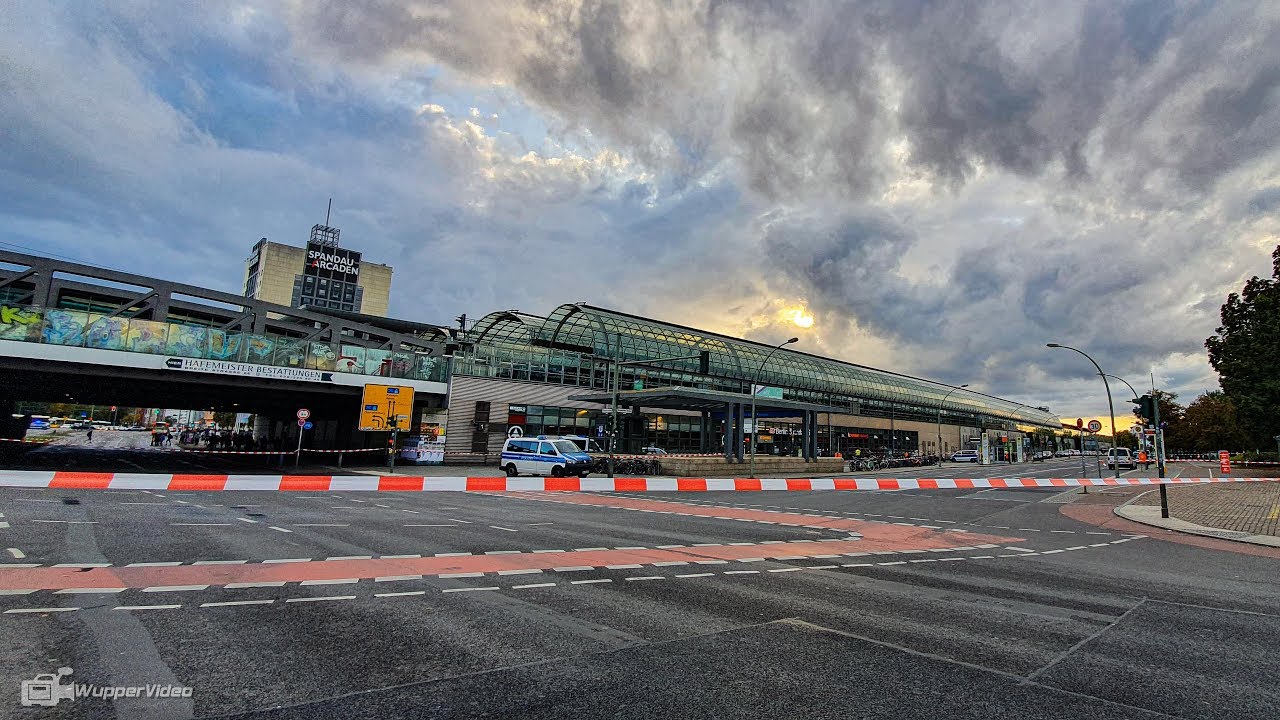 Herrenloses Gepäckstück am Bahnhof Berlin-Spandau - Spezialisten überprüfen Koffer auf Bombe
