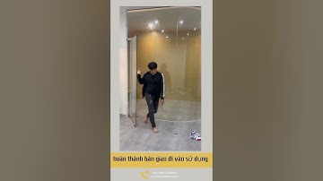 cửa  1 cánh cường lực bản lề sàn - kính cong văn phòng