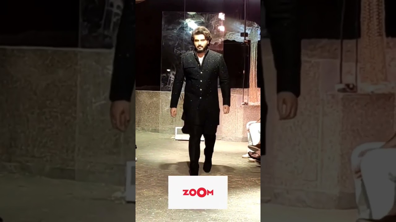 Arjun Kapoor WINKS at Malaika Arora while walking the ramp as she records him 😍 | #shorts