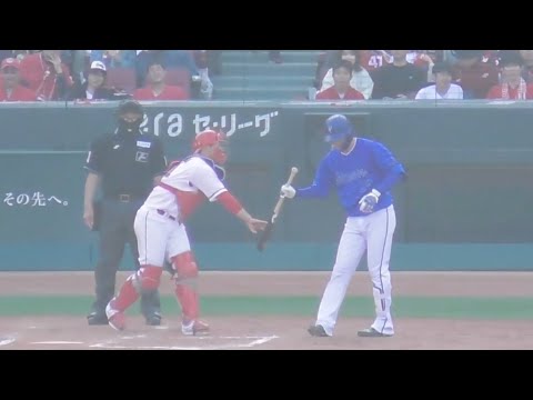 危ない！のけぞる伊藤光選手にバットを拾い渡し、敬意を払う坂倉将吾