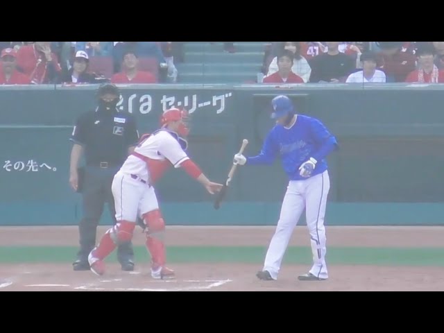 危ない！のけぞる伊藤光選手にバットを拾い渡し、敬意を払う坂倉将吾
