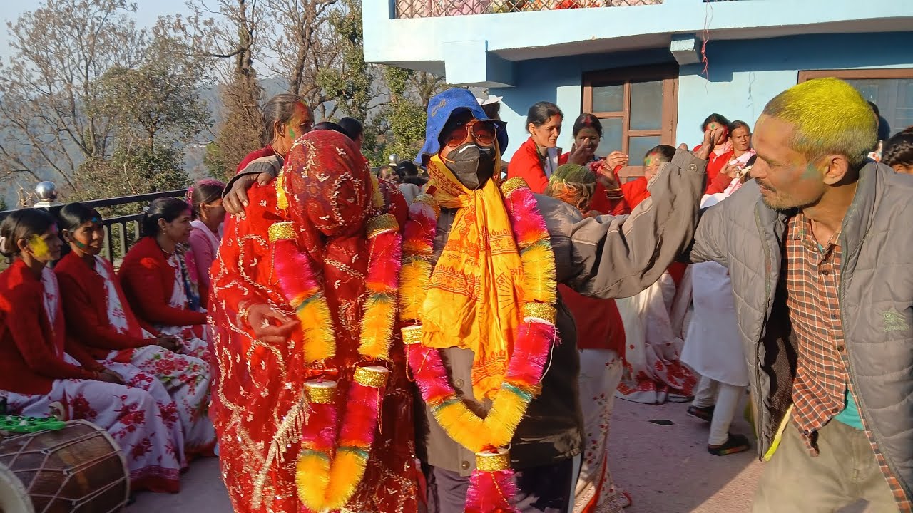 होली में दूल्हा दुल्हन के सवांग ने बांधा समां 