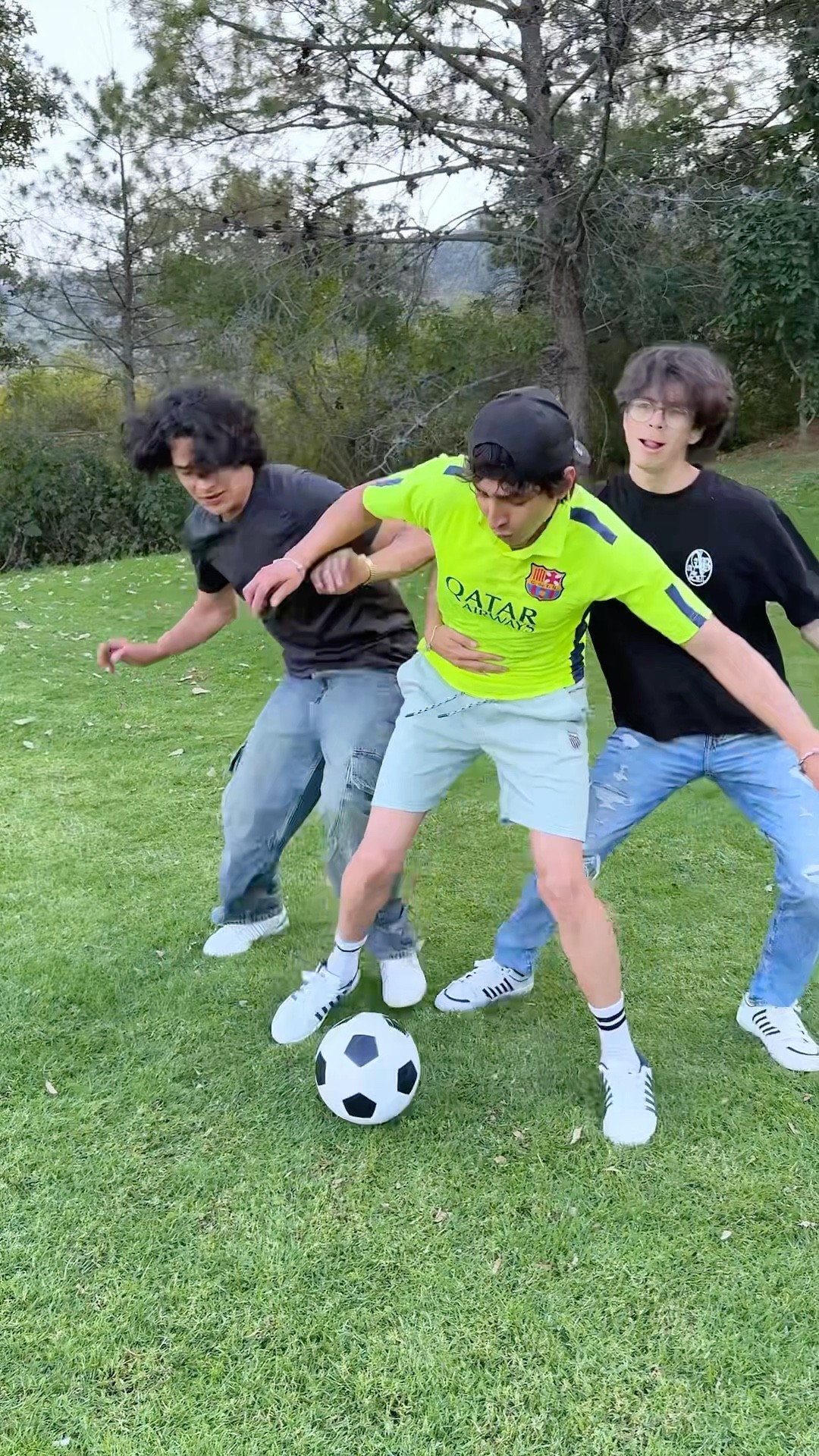 TIPO DE NIÑOS JUGANDO FUTBOL ?