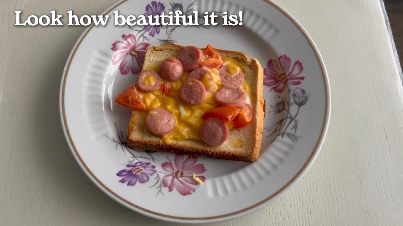 A quick 5 minute breakfast: crispy toast with an oven-baked egg