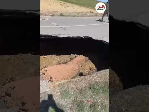 انهيار الطريق الوطنية رقم 8 الرابطة بين فاس تاونات تتسبب في حفرة كبيرة انهيار الطريق الوطنية رقم 8 الرابطة بين فاس تاونات تتسبب في حفرة كبيرة