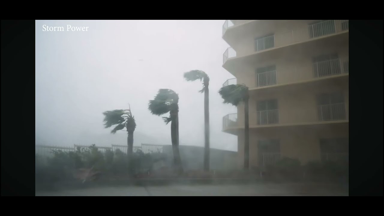 El sonido de la lluvia y del viento muy huracanado en un día tempestuoso y muy agresivo .