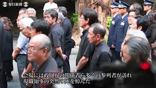 翁長知事死去： 菅官房長官が那覇訪れ、通夜に参列