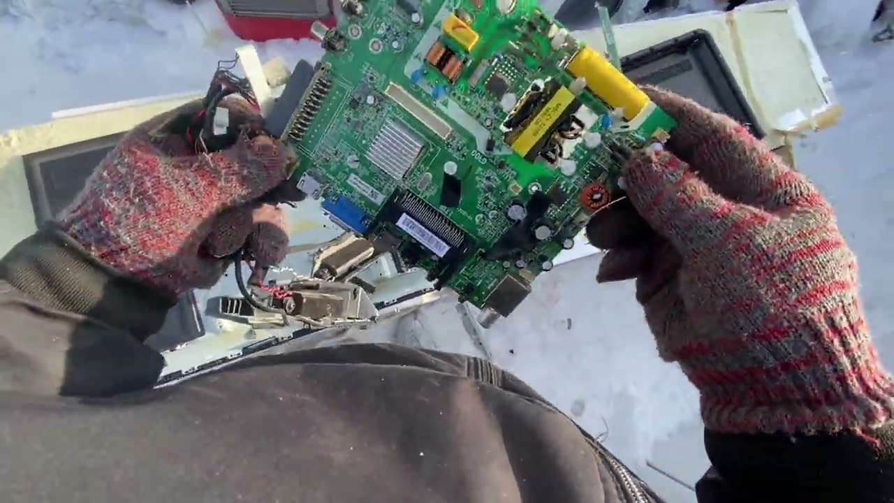 Разобрал плазменный телевизор — вот что скрывалось внутри