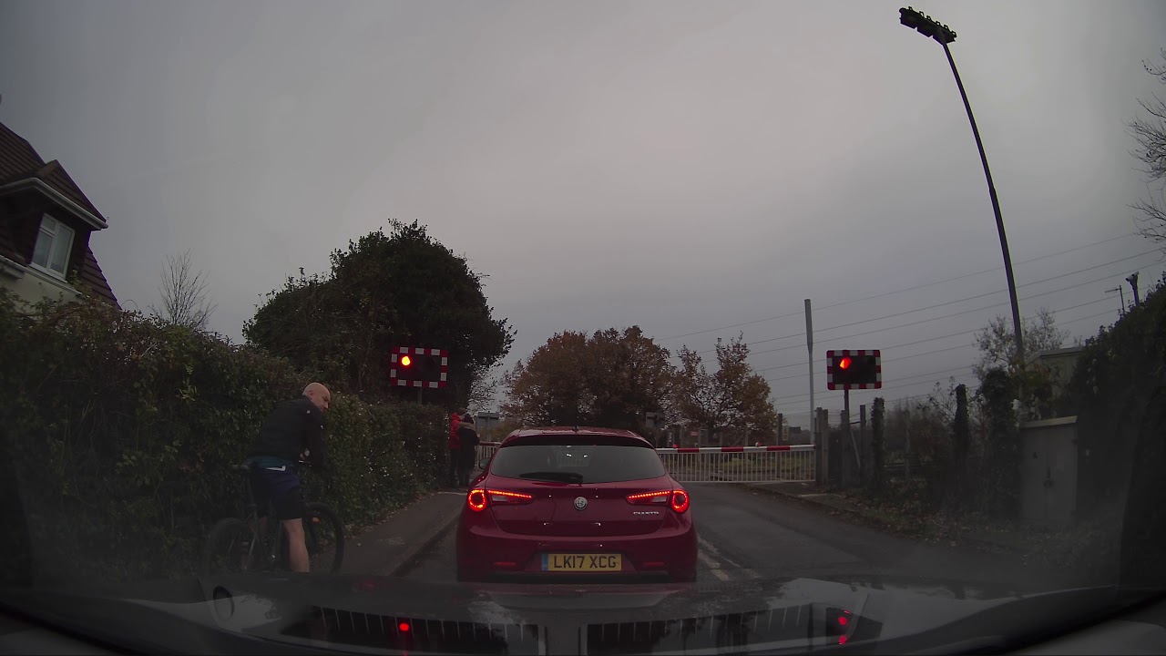 Railway Crossing on Easthampstead Road, Wokingham YouTube