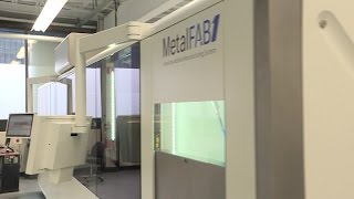 Download Lagu Additive Industries uit Eindhoven maakt 3D-metaalprinters en verkocht een exemplaar aan vliegtuig... MP3