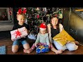 Vad får Alma, Harry & Laura i julklapp? Jul hos The Swedish Family VLOGG image