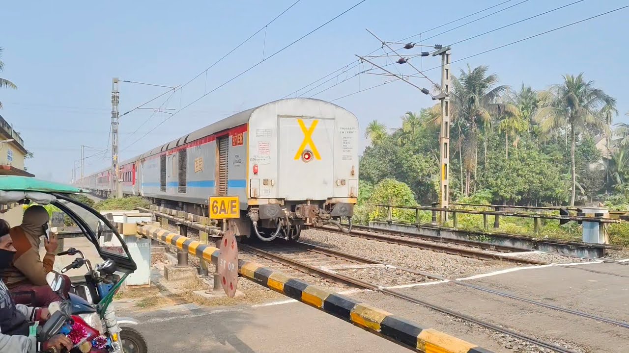বালুরঘাট মেল এক্সপ্রেস বলাগড় স্টেশন রেলগেট ট্রেন ট্রেন ও ব্যান্ডেল লোকাল।