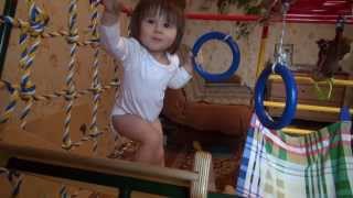 Алиса и спорткомплекс Ранний старт(Алисе 1 год и 2 месяца, она очень любит играть на своем спорткомплексе. С каждым днем она открывает для себя..., 2014-02-17T20:24:32.000Z)