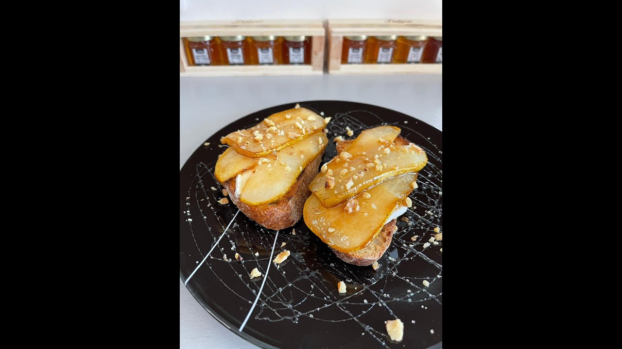 Брускетта с медовой грушей и сыром камамбер/Bruschetta with honey pear and Camembert cheese