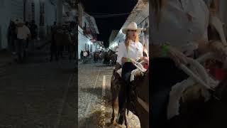 Me encanta el outfit de estas mujeres caballistas 🤍👒La combinación de camisa blanca y sombrero